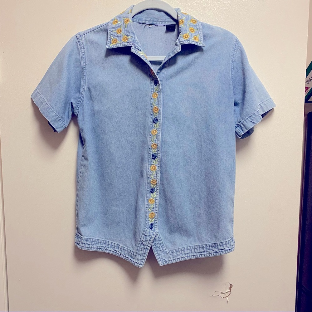 Embroidered sunflower daisy 90s/80s vintage short sleeve denim shirt